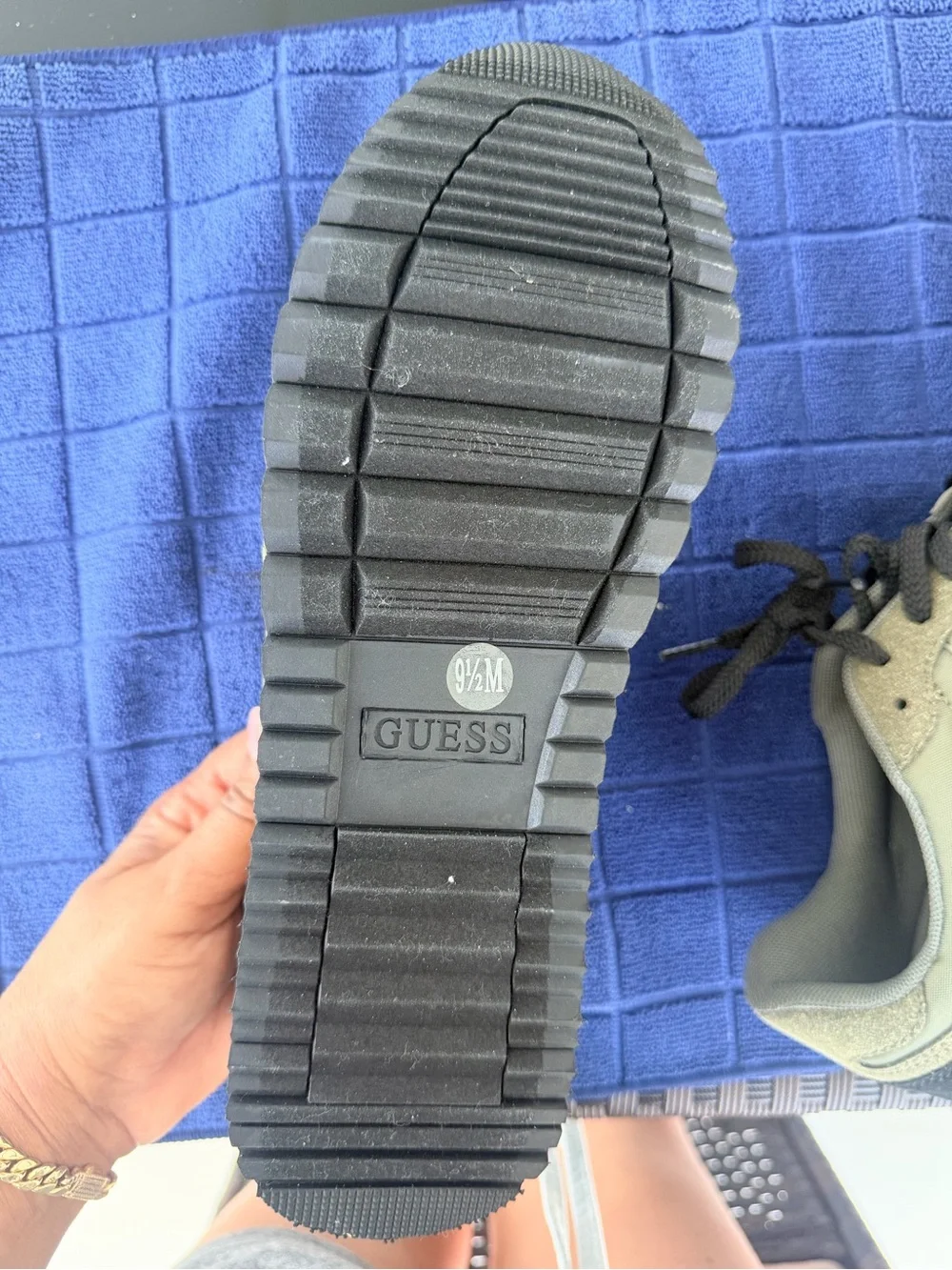 Guess casual low